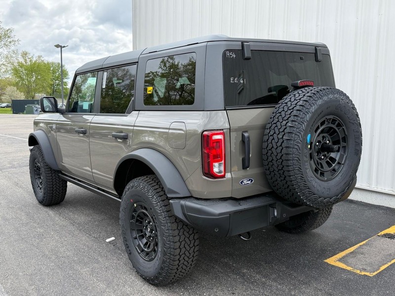 Ford Bronco Vehicle Full-screen Gallery Image 3