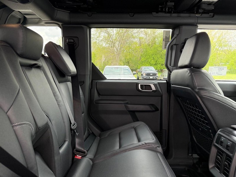Ford Bronco Vehicle Full-screen Gallery Image 5