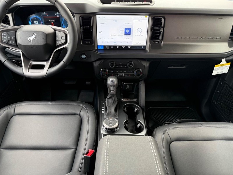 Ford Bronco Vehicle Full-screen Gallery Image 6