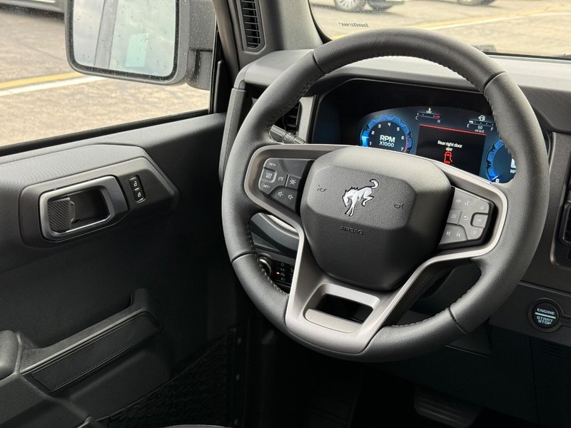 Ford Bronco Vehicle Full-screen Gallery Image 9