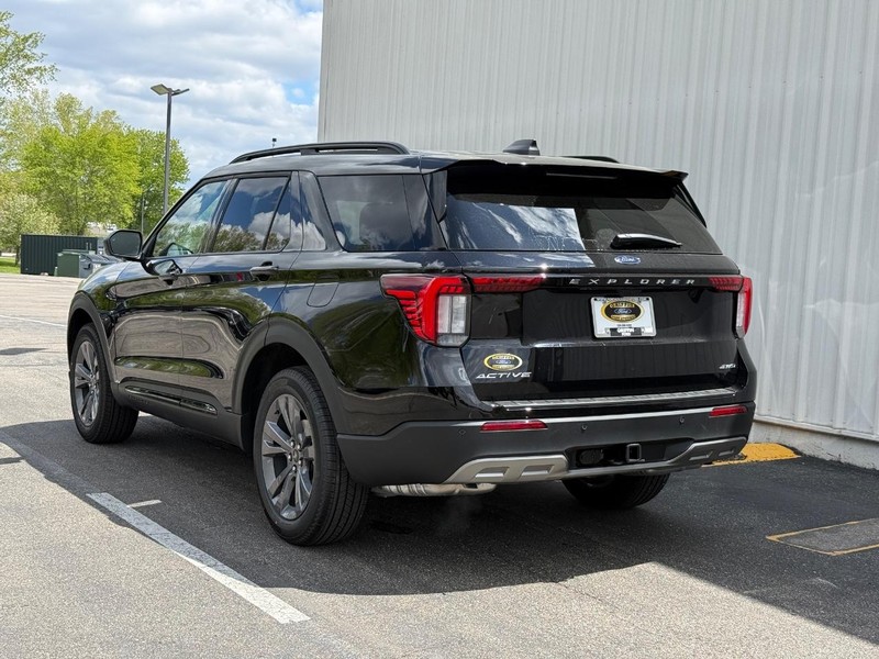 Ford Explorer Vehicle Full-screen Gallery Image 3