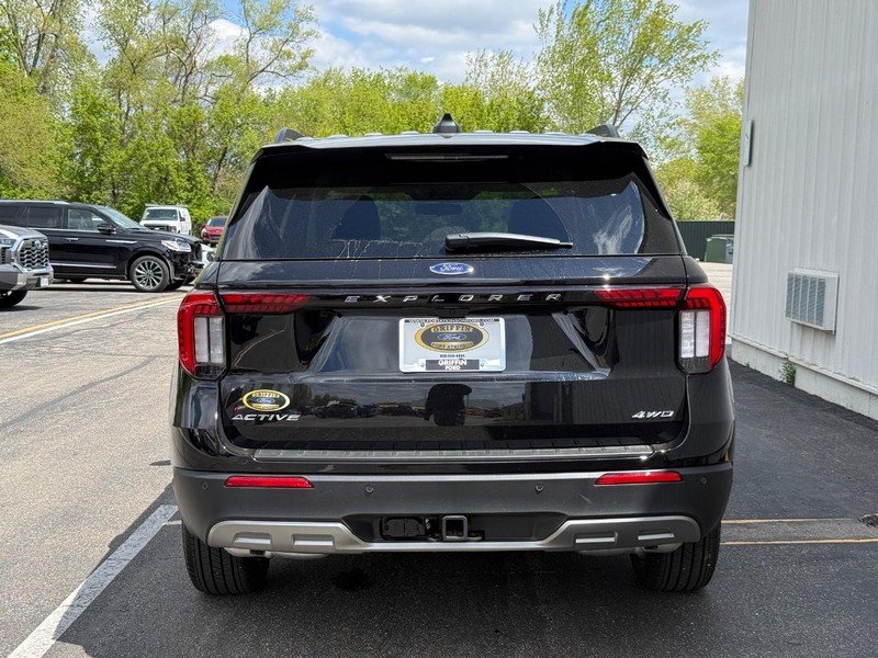 Ford Explorer Vehicle Full-screen Gallery Image 4