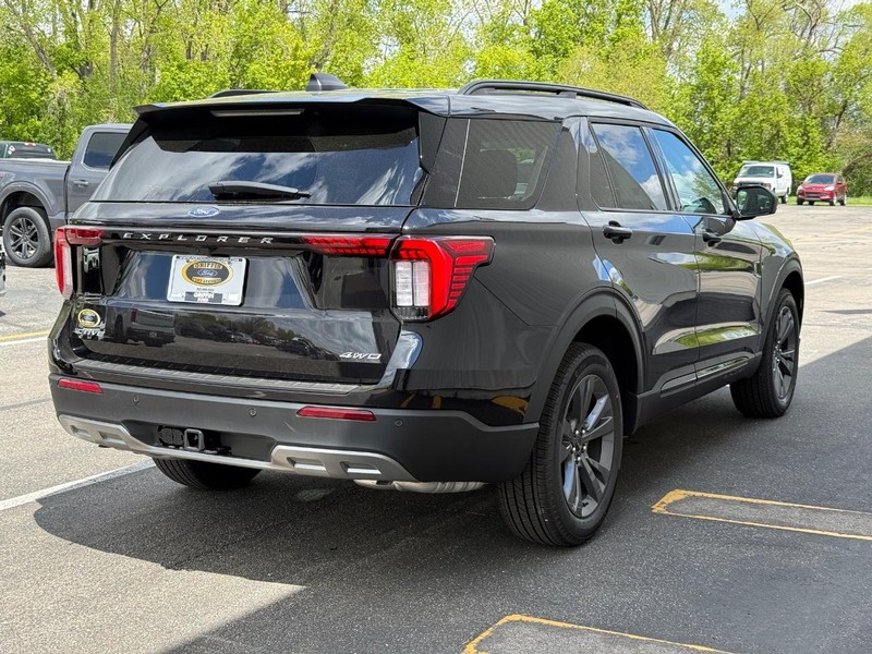 Ford Explorer Vehicle Full-screen Gallery Image 6