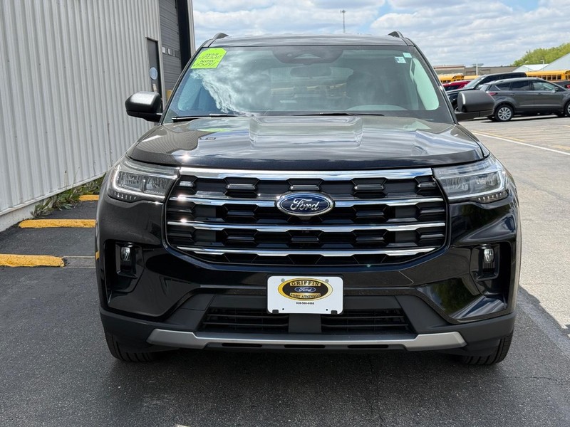 Ford Explorer Vehicle Full-screen Gallery Image 8