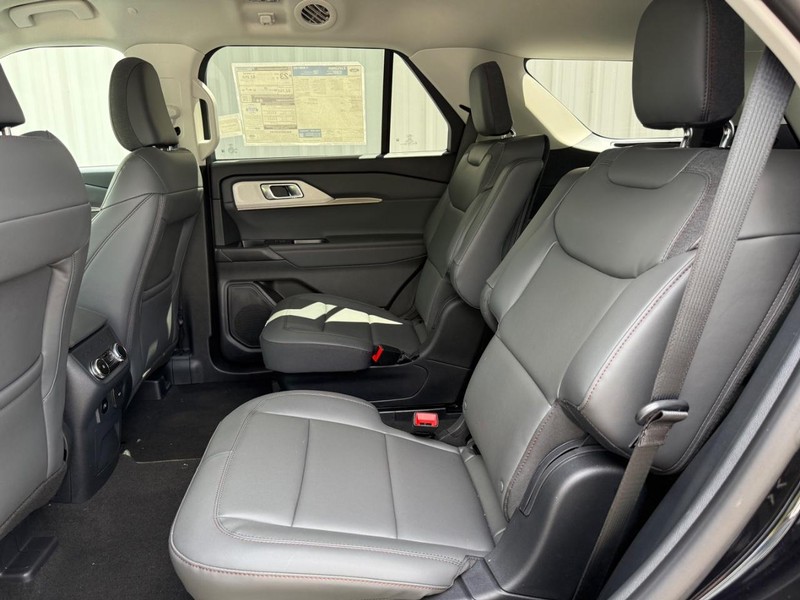 Ford Explorer Vehicle Full-screen Gallery Image 9