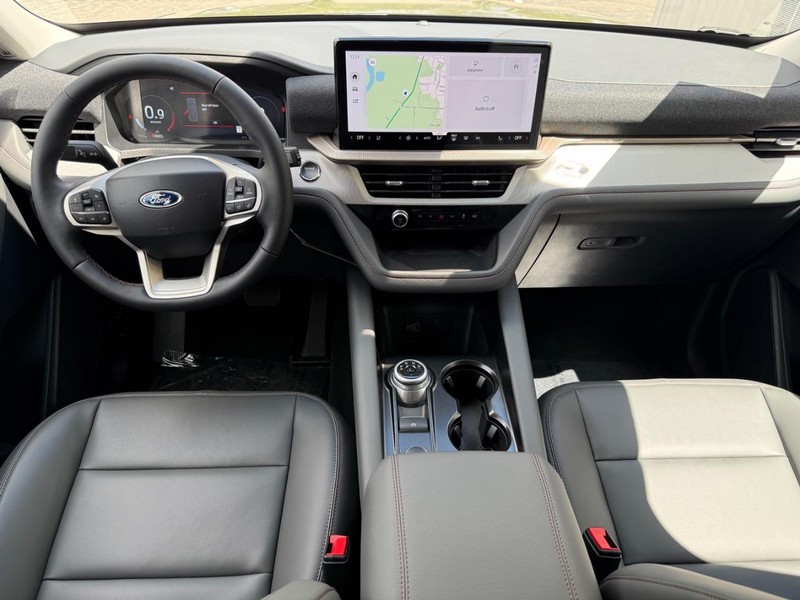 Ford Explorer Vehicle Full-screen Gallery Image 11