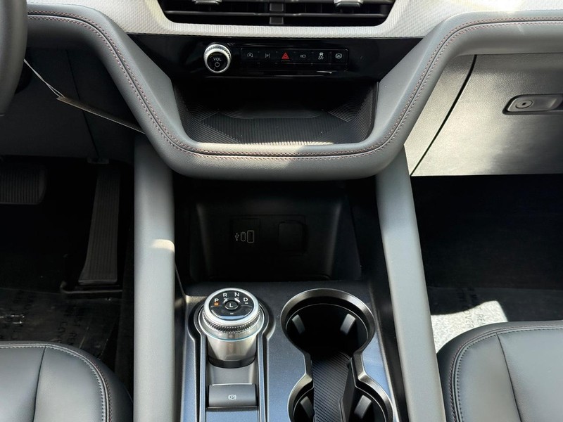 Ford Explorer Vehicle Full-screen Gallery Image 13