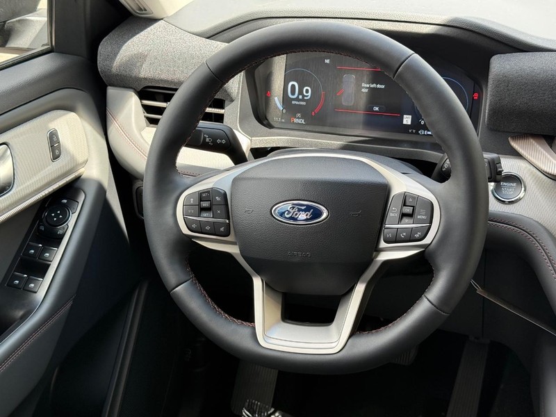Ford Explorer Vehicle Full-screen Gallery Image 14