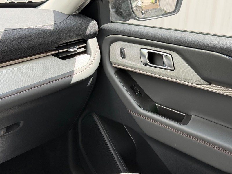 Ford Explorer Vehicle Full-screen Gallery Image 15