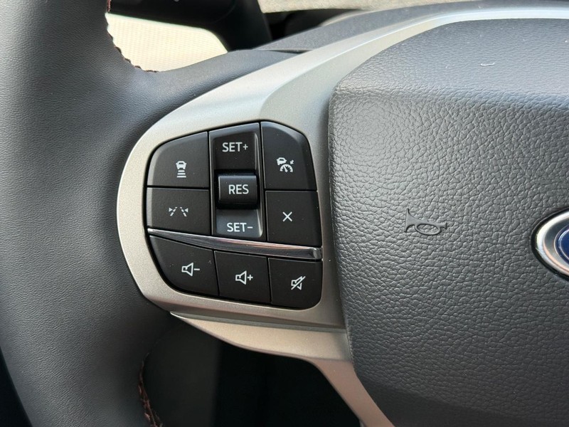 Ford Explorer Vehicle Full-screen Gallery Image 16
