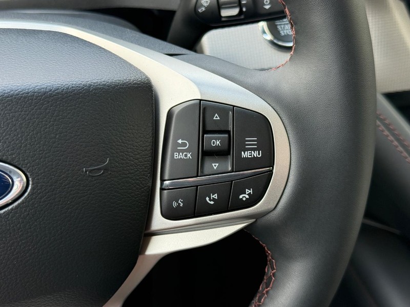 Ford Explorer Vehicle Full-screen Gallery Image 17