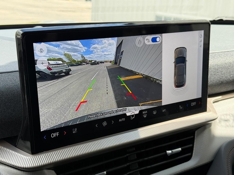 Ford Explorer Vehicle Full-screen Gallery Image 19