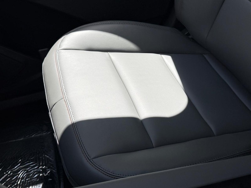 Ford Explorer Vehicle Full-screen Gallery Image 21