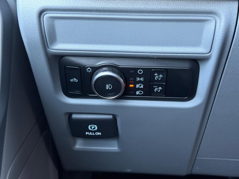 Ford F-150 Vehicle Full-screen Gallery Image 21