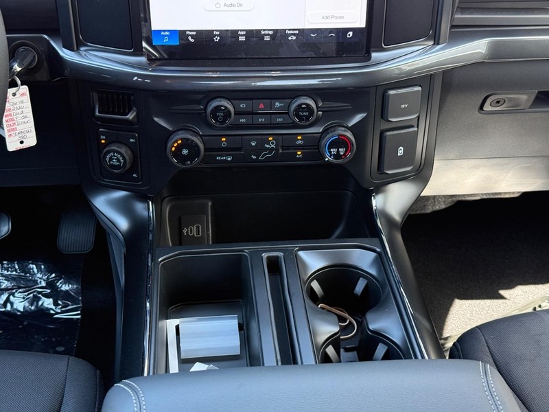 Ford F-150 Vehicle Full-screen Gallery Image 12