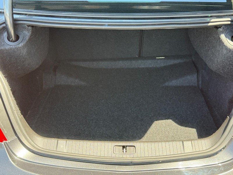 Buick LaCrosse Vehicle Full-screen Gallery Image 2