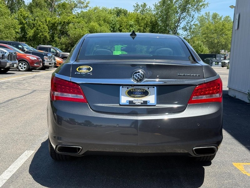 Buick LaCrosse Vehicle Full-screen Gallery Image 3