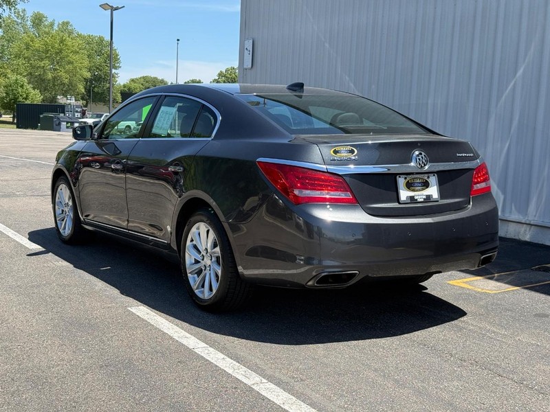 Buick LaCrosse Vehicle Full-screen Gallery Image 4