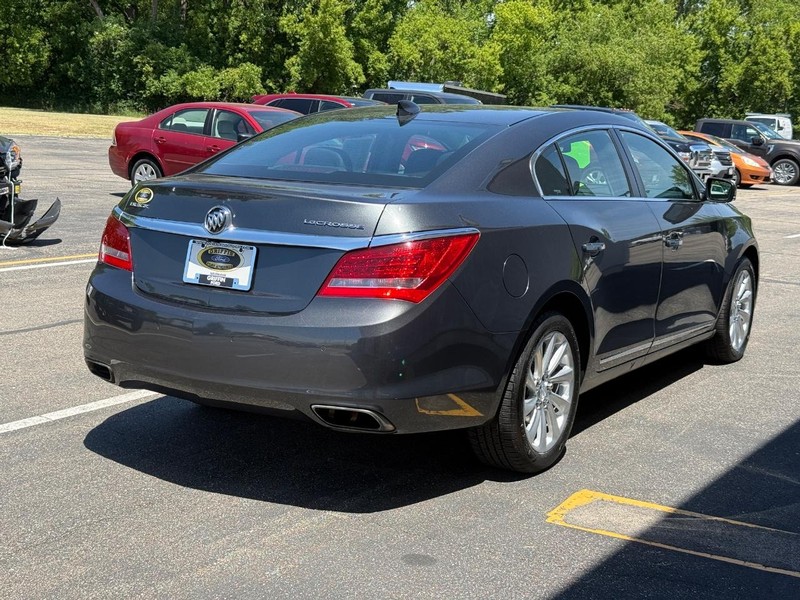 Buick LaCrosse Vehicle Full-screen Gallery Image 8