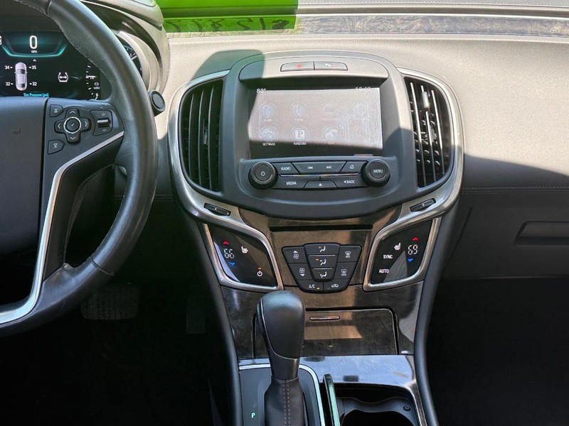 Buick LaCrosse Vehicle Full-screen Gallery Image 9