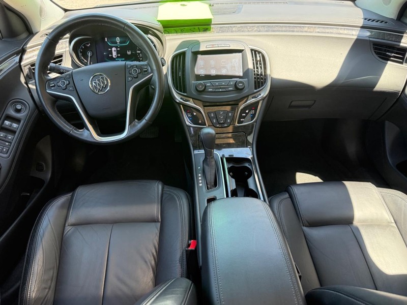 Buick LaCrosse Vehicle Full-screen Gallery Image 10