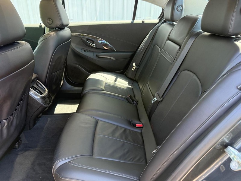 Buick LaCrosse Vehicle Full-screen Gallery Image 11