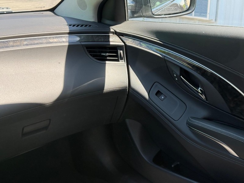 Buick LaCrosse Vehicle Full-screen Gallery Image 12