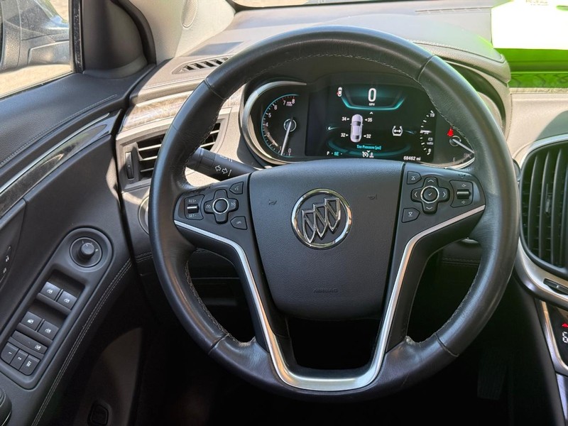 Buick LaCrosse Vehicle Full-screen Gallery Image 13