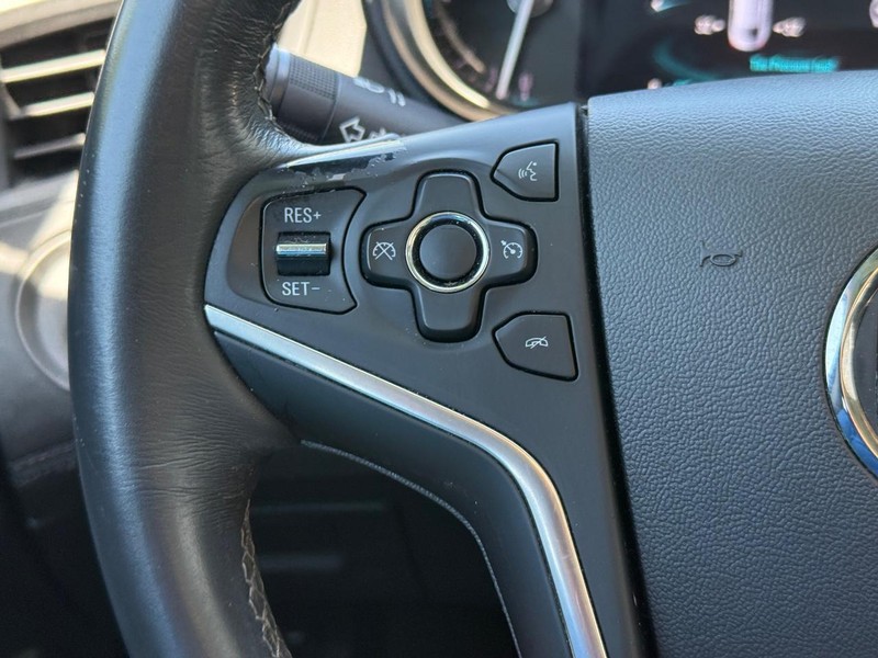 Buick LaCrosse Vehicle Full-screen Gallery Image 15