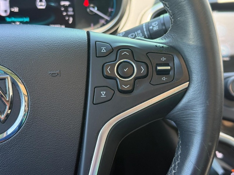Buick LaCrosse Vehicle Full-screen Gallery Image 16