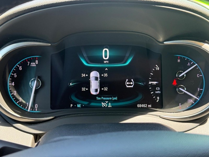 Buick LaCrosse Vehicle Full-screen Gallery Image 17
