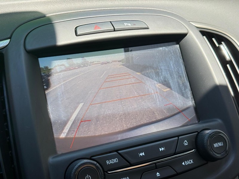 Buick LaCrosse Vehicle Full-screen Gallery Image 18
