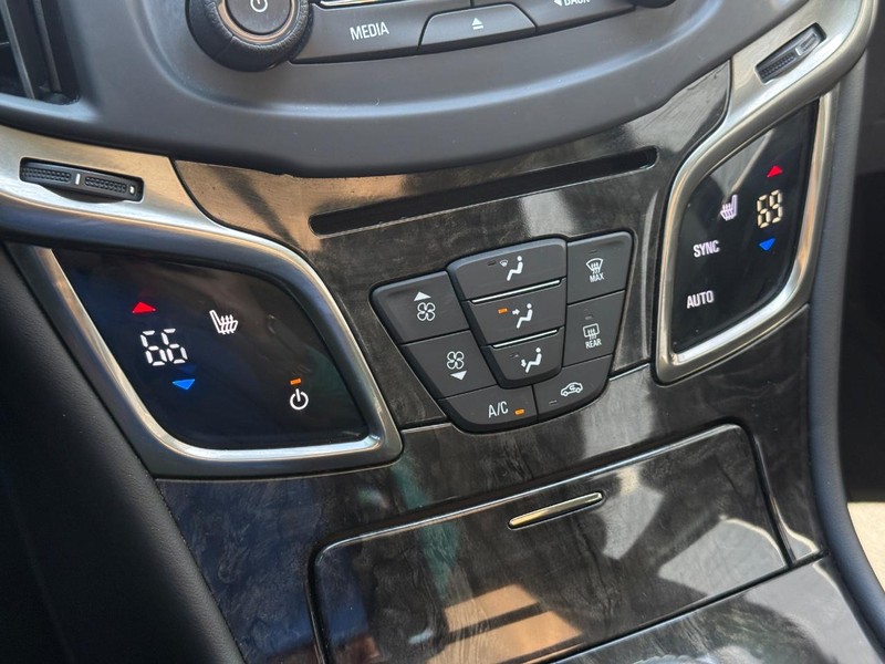 Buick LaCrosse Vehicle Full-screen Gallery Image 19