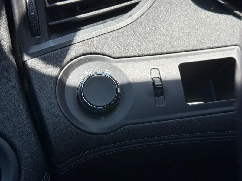 Buick LaCrosse Vehicle Full-screen Gallery Image 21
