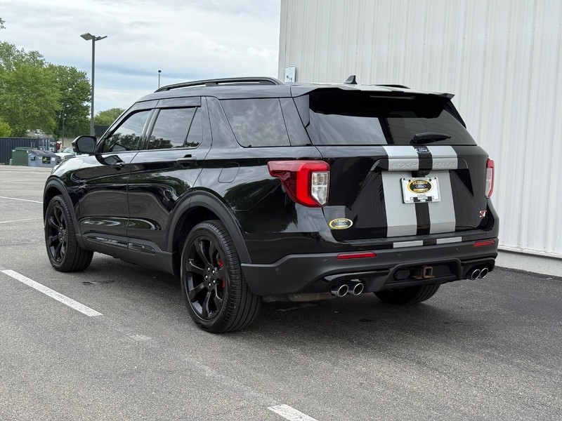 Ford Explorer Vehicle Full-screen Gallery Image 3