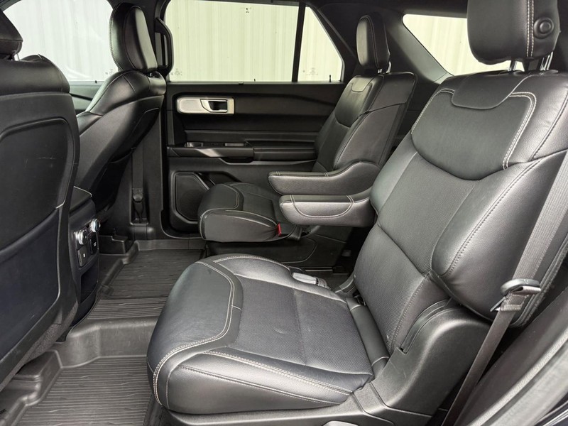 Ford Explorer Vehicle Full-screen Gallery Image 11