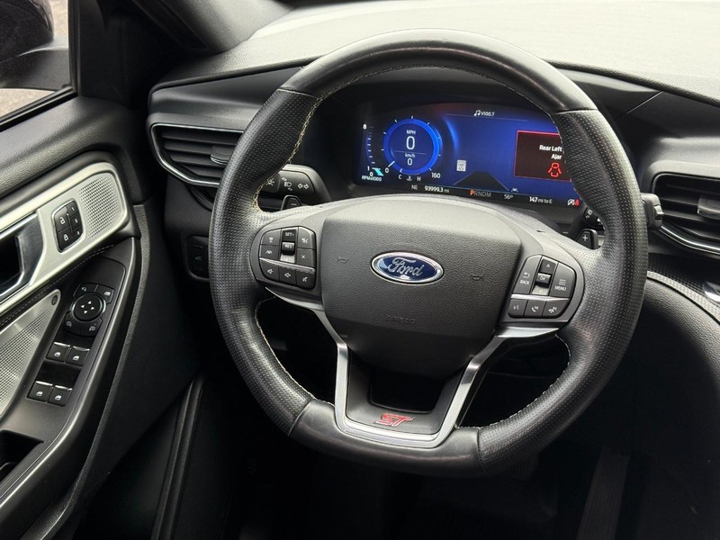 Ford Explorer Vehicle Full-screen Gallery Image 12