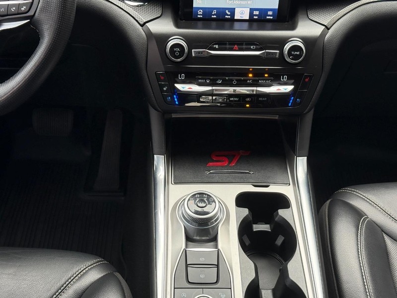 Ford Explorer Vehicle Full-screen Gallery Image 13