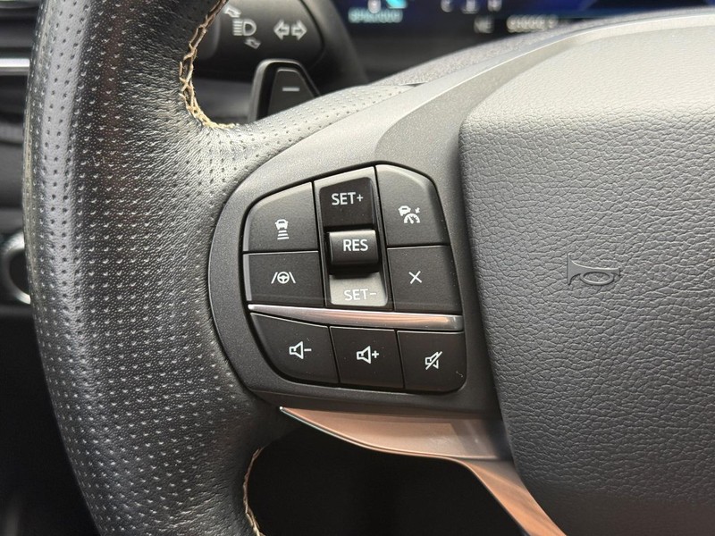 Ford Explorer Vehicle Full-screen Gallery Image 15