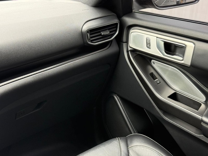 Ford Explorer Vehicle Full-screen Gallery Image 16