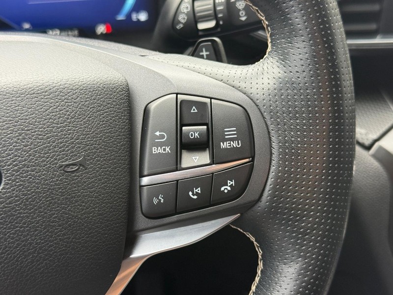 Ford Explorer Vehicle Full-screen Gallery Image 19