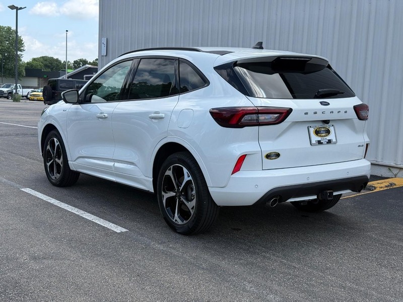 Ford Escape Vehicle Full-screen Gallery Image 4