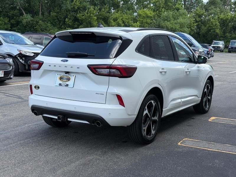 Ford Escape Vehicle Full-screen Gallery Image 7