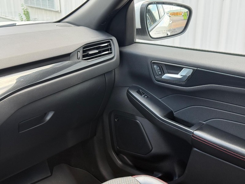Ford Escape Vehicle Full-screen Gallery Image 11