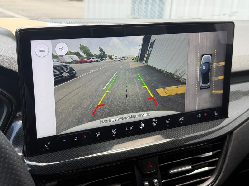 Ford Escape Vehicle Full-screen Gallery Image 17