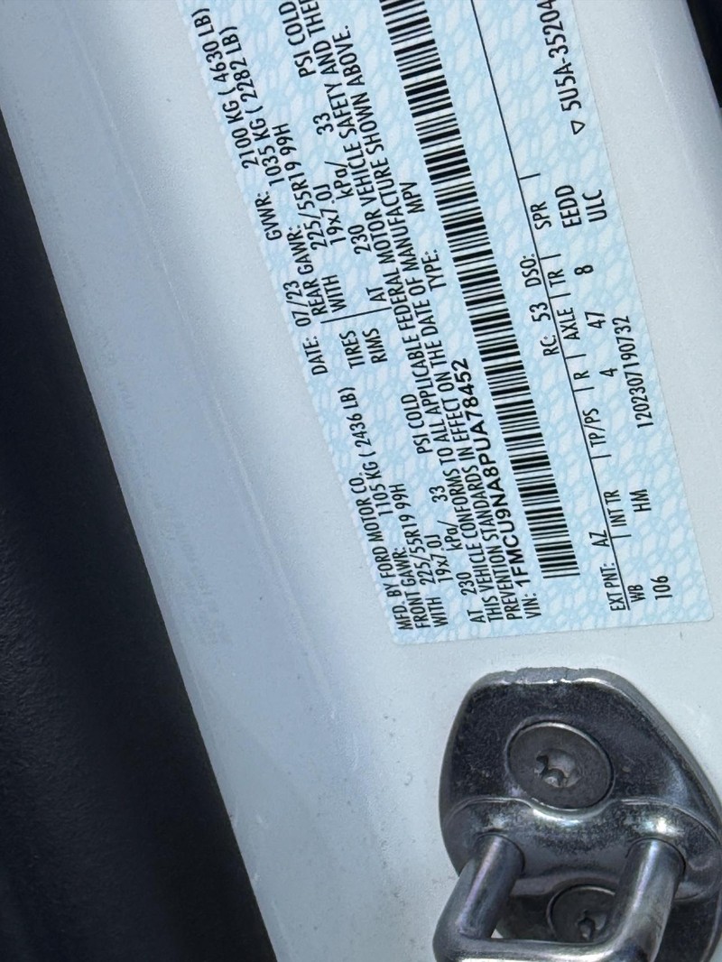 Ford Escape Vehicle Full-screen Gallery Image 21
