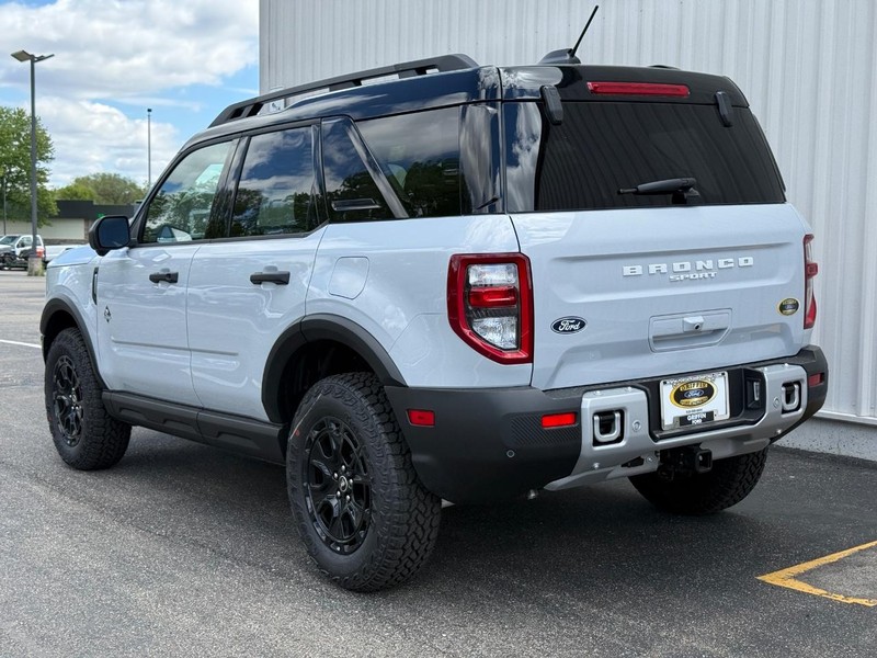 Ford Bronco Sport Vehicle Full-screen Gallery Image 4