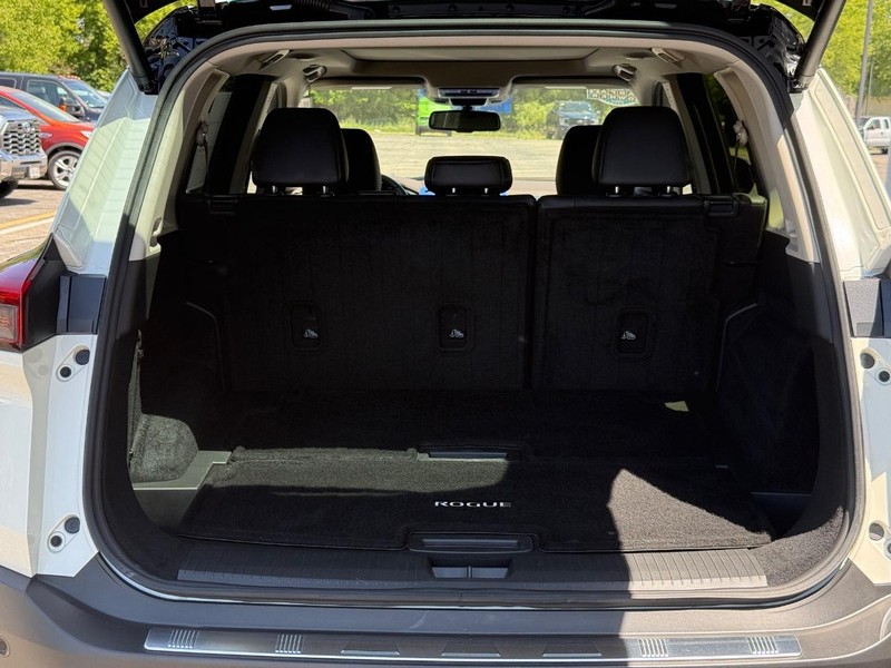 Nissan Rogue Vehicle Full-screen Gallery Image 3