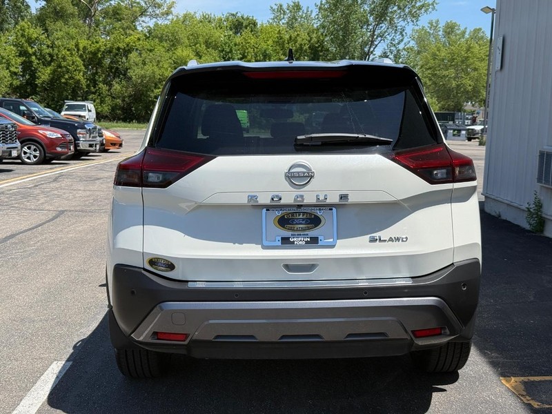 Nissan Rogue Vehicle Full-screen Gallery Image 4