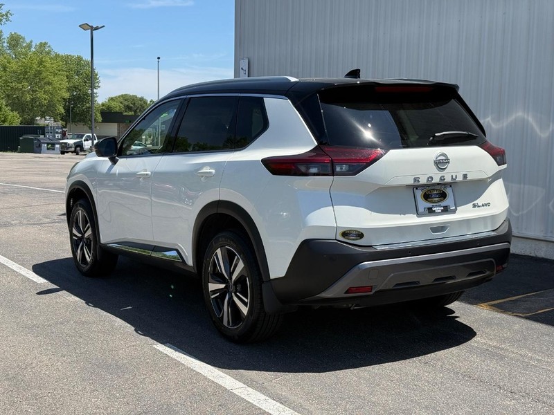 Nissan Rogue Vehicle Full-screen Gallery Image 5